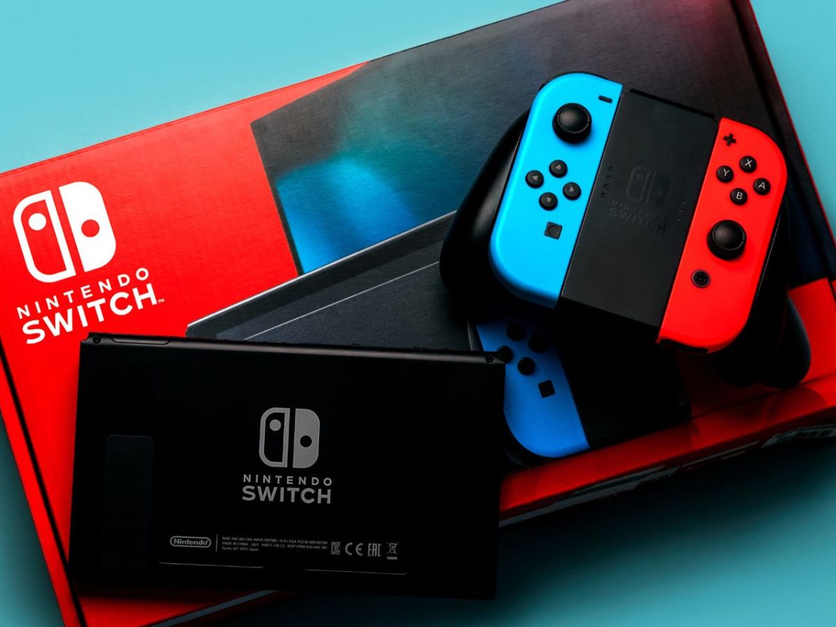 Eine Nintendo Switch und ihre Verpackung.