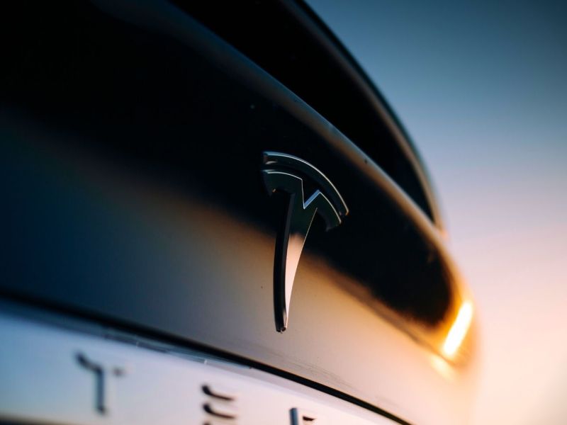 Tesla-Logo am Heck eines Elektroautos