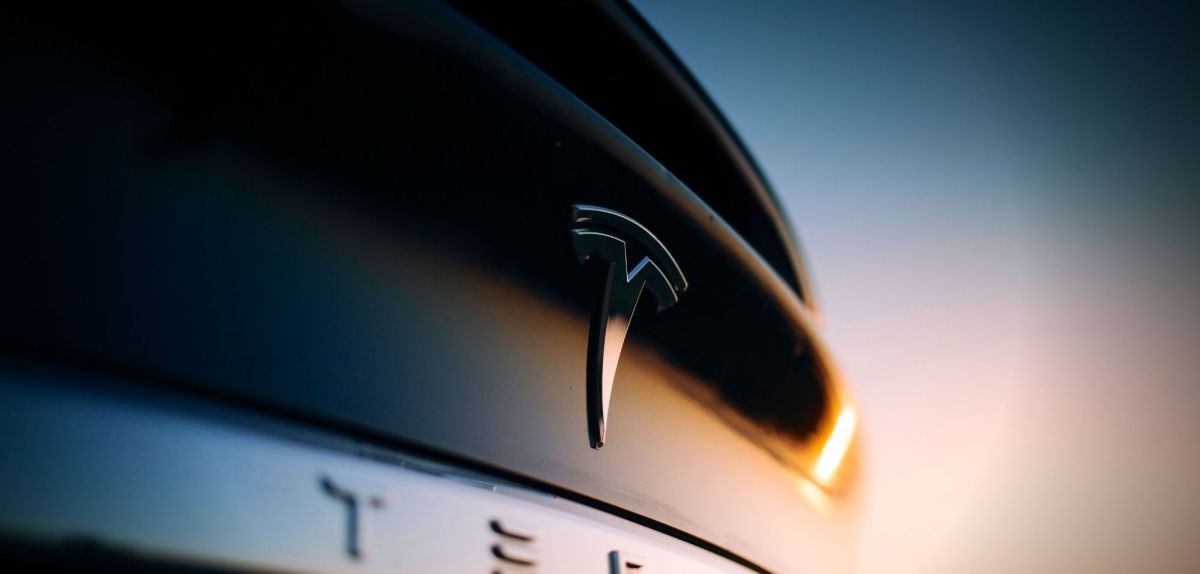Tesla-Logo am Heck eines Elektroautos