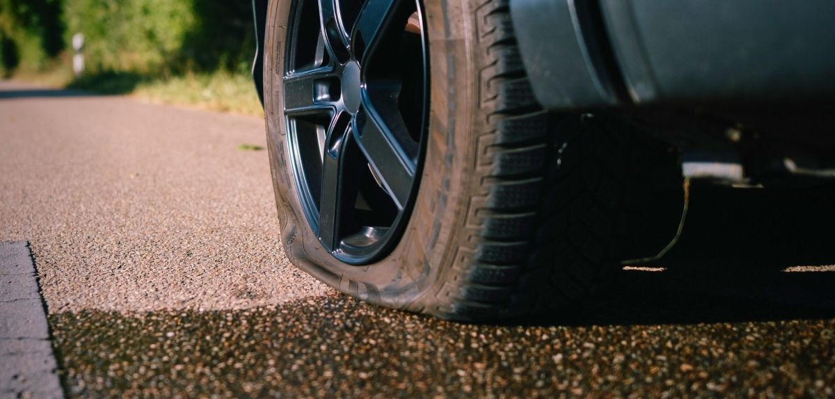 Platter Reifen an einem Auto