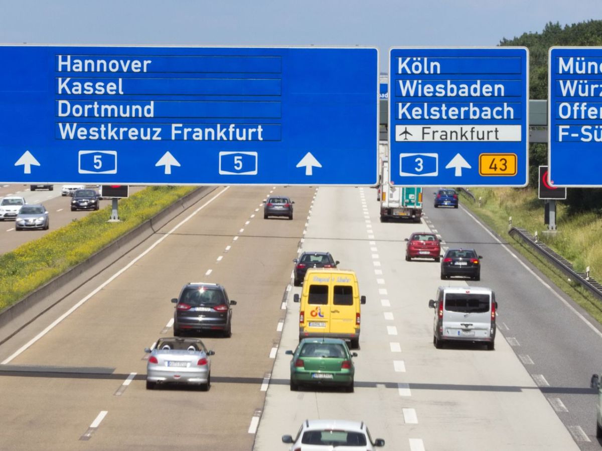 Autos auf der Autobahn samt vieler Verkehrsschilder