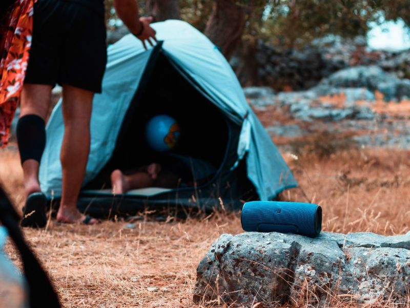 Bluetooth-Lautsprecher auf dem Campingplatz