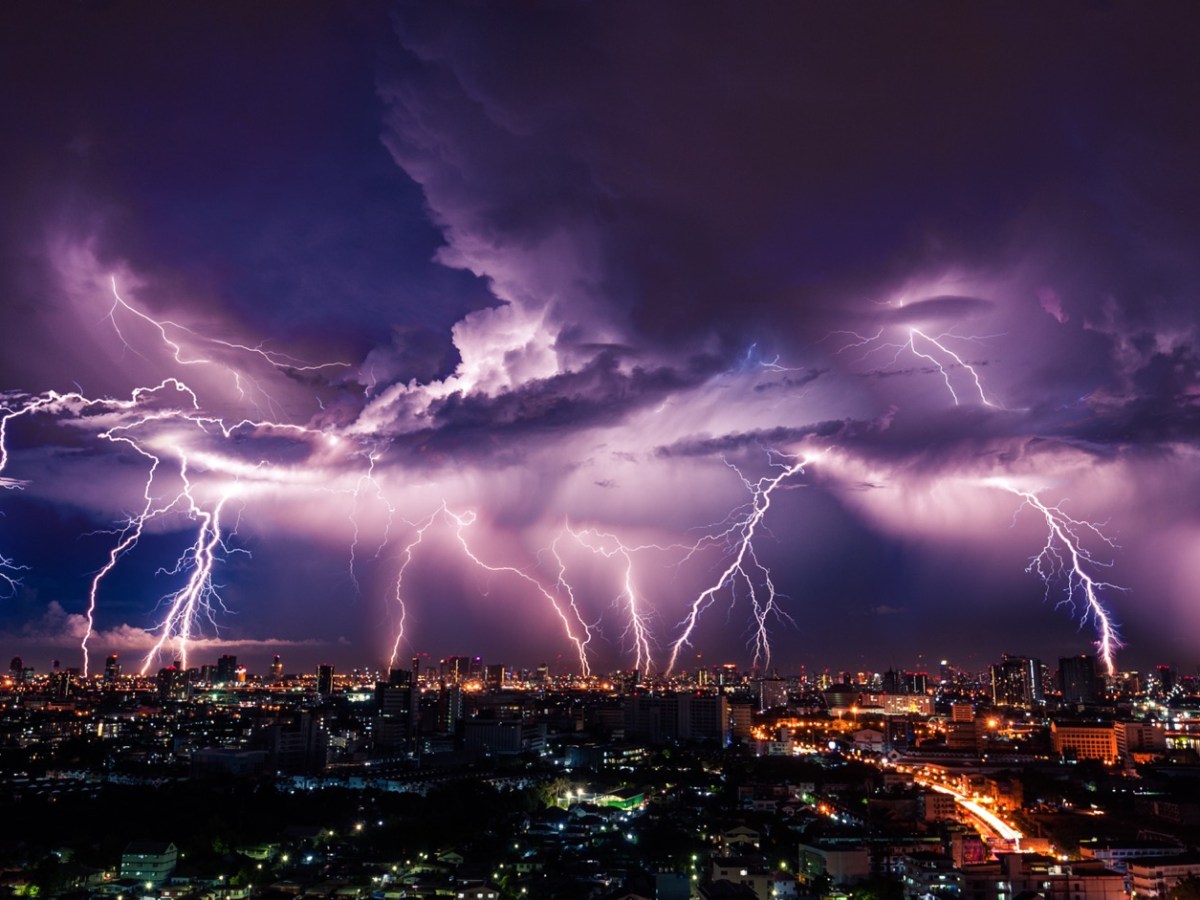 Gewitter über einer Stadt