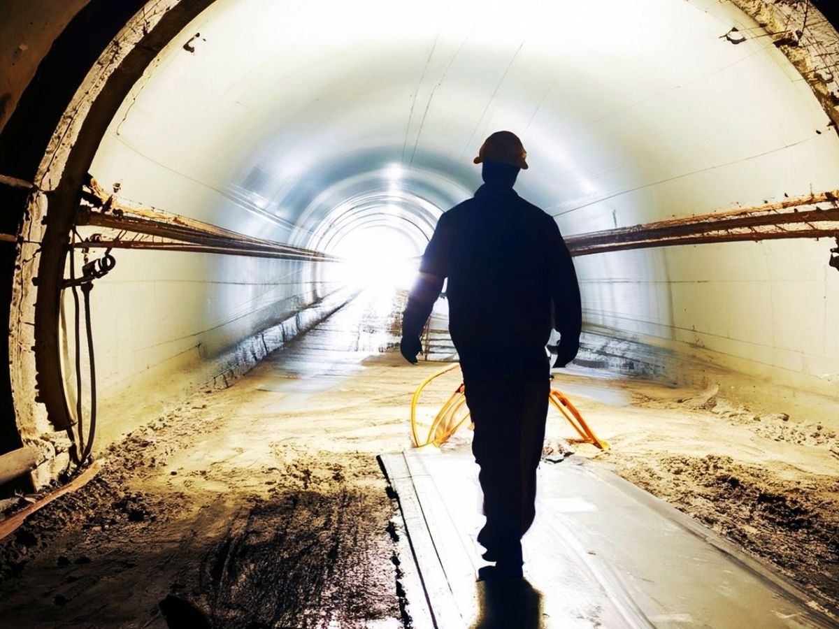 Mann in einem Tunnel