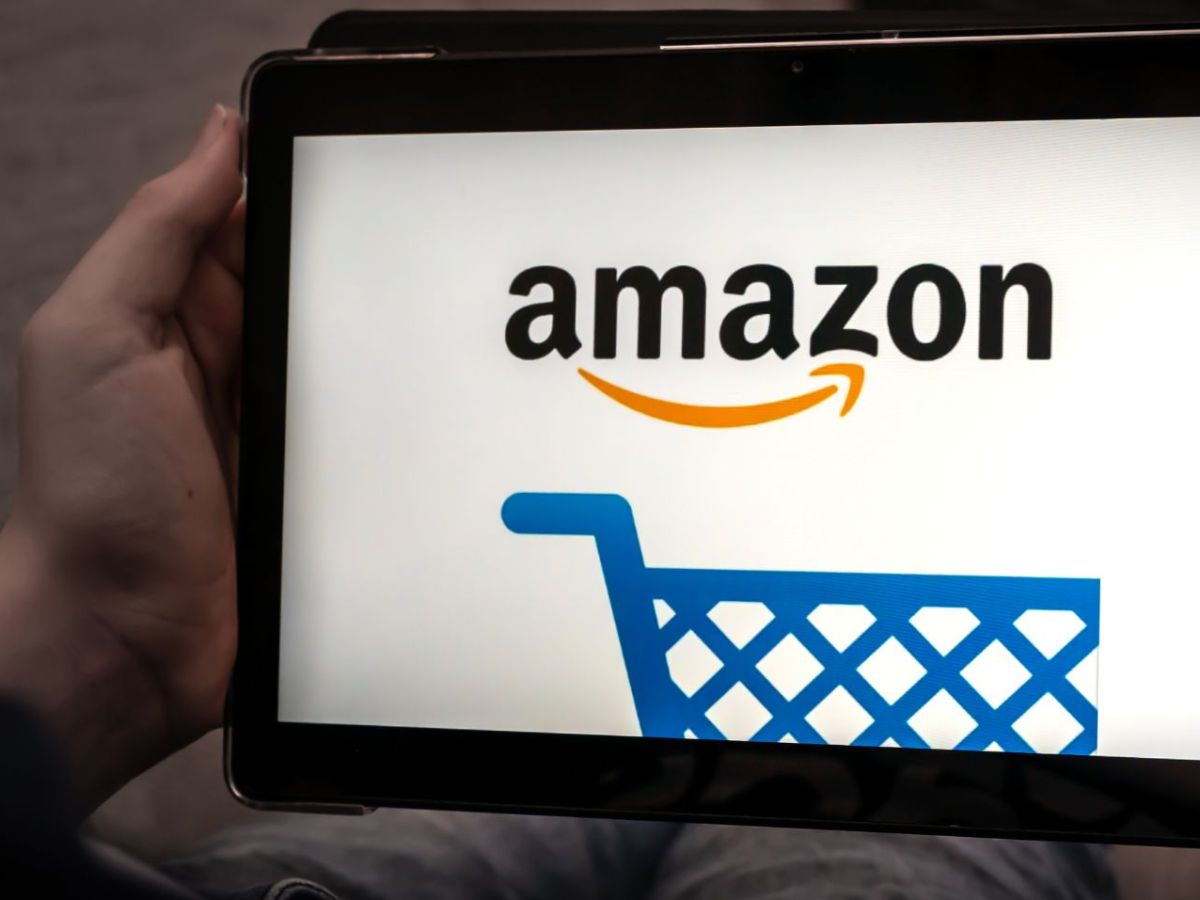 Tablet mit Amazon-Logo auf dem Display