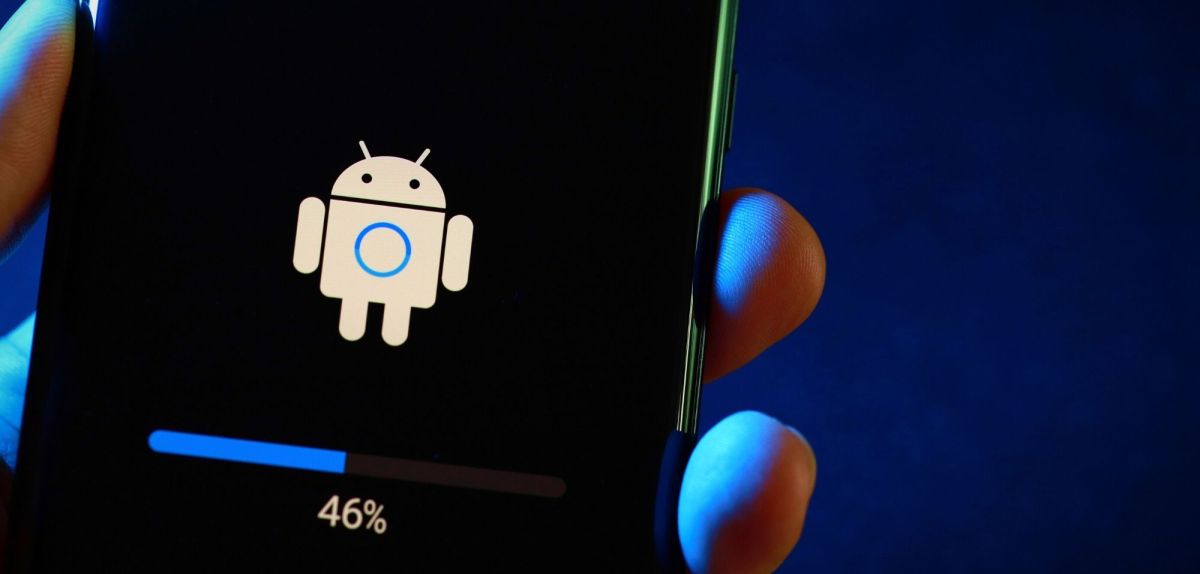 Android-Ladebildschirm auf einem Handy.