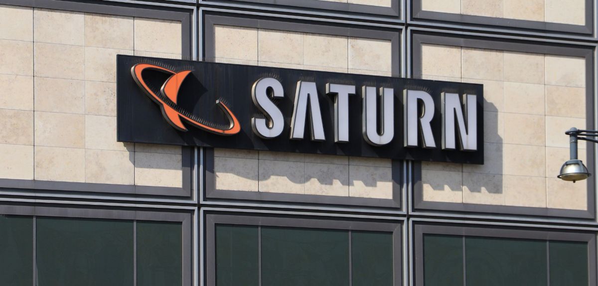 Saturn Logo an Hauswand