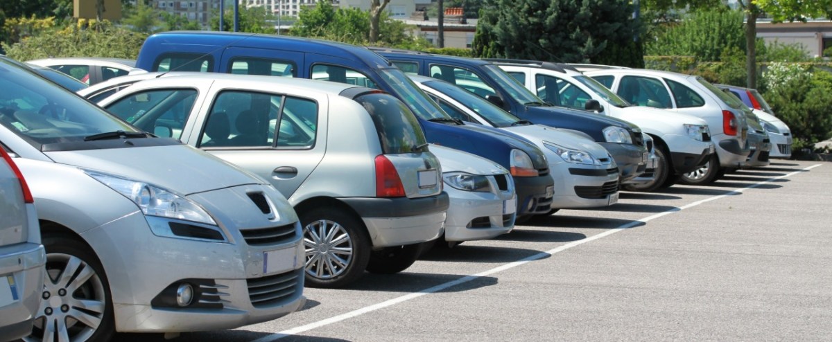 Autos auf einem Parkplatz