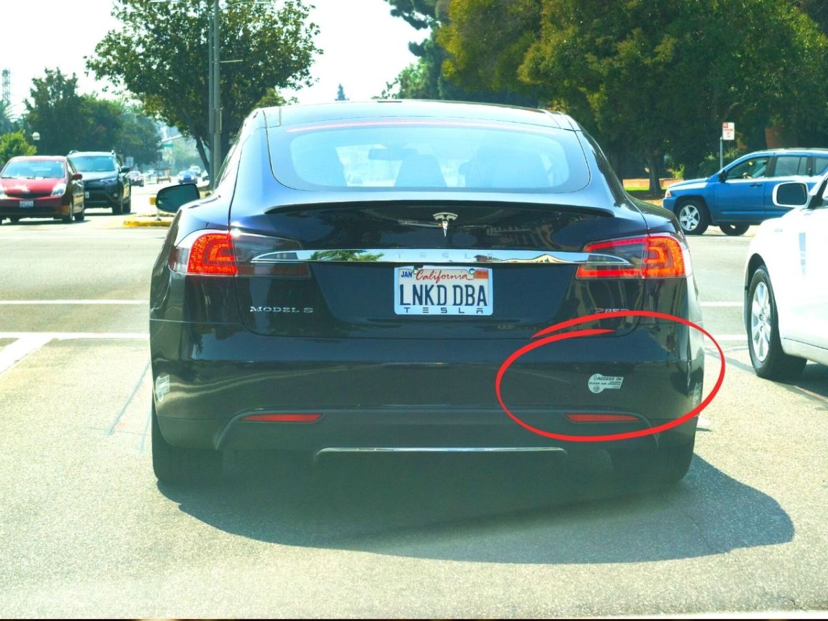 Tesla mit Aufkleber an einer Ampel