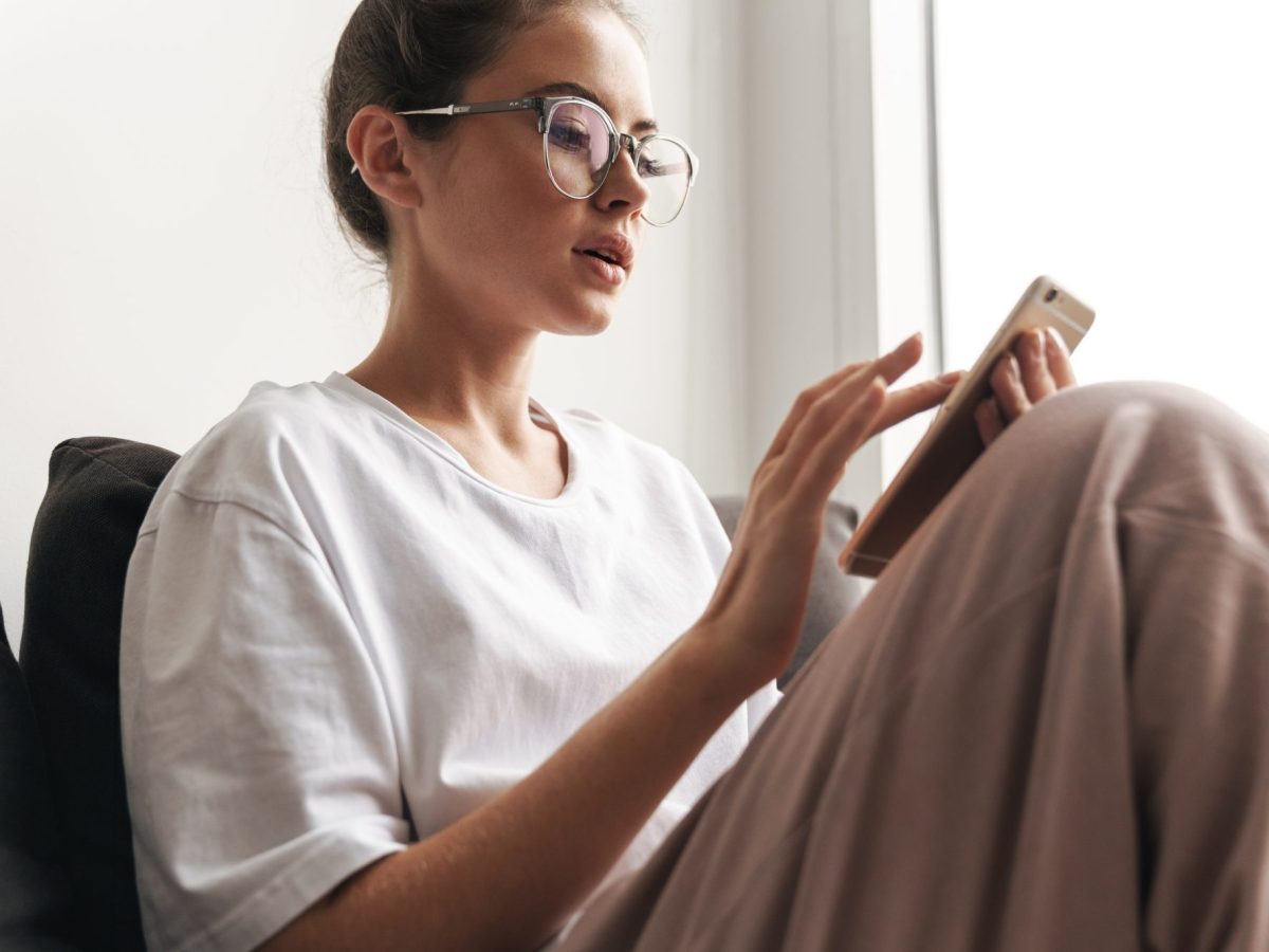 Frau tippt auf einem Smartphone herum