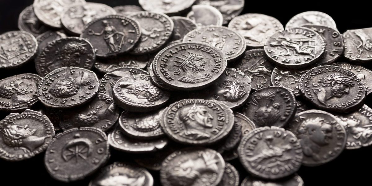 Ein Haufen antiker Münzen (Symbolbild).
