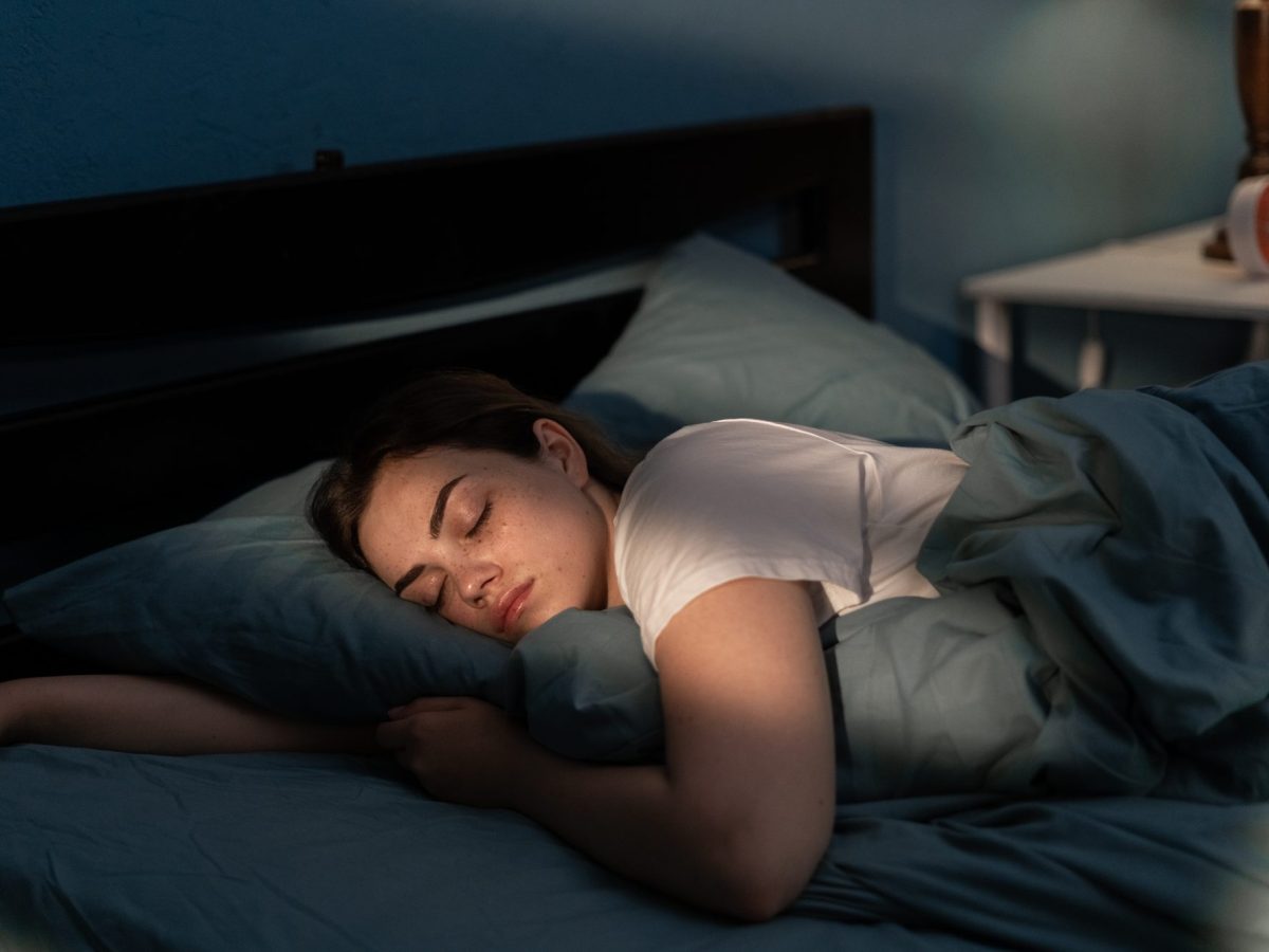 Frau liegt im Bett und schläft