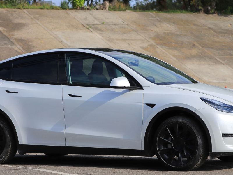 Spöttischer Sticker auf Auto: Tesla-Fahrer distanziert sich von