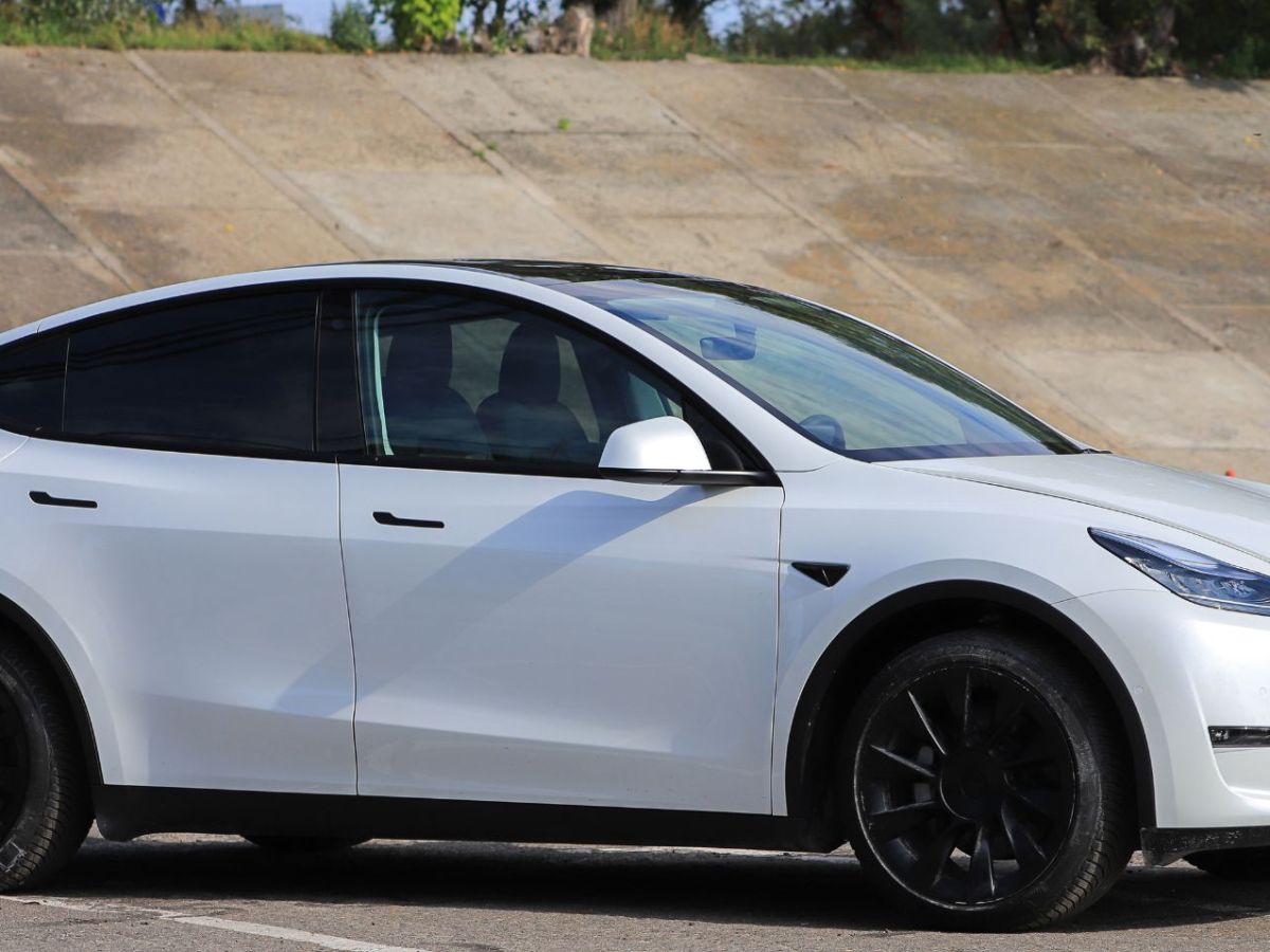 Ein Tesla Model Y in weißer Farbe.