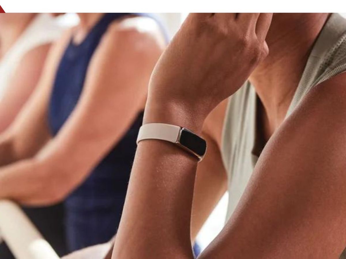 Fitbit Luxe am Handgelenk einer Frau