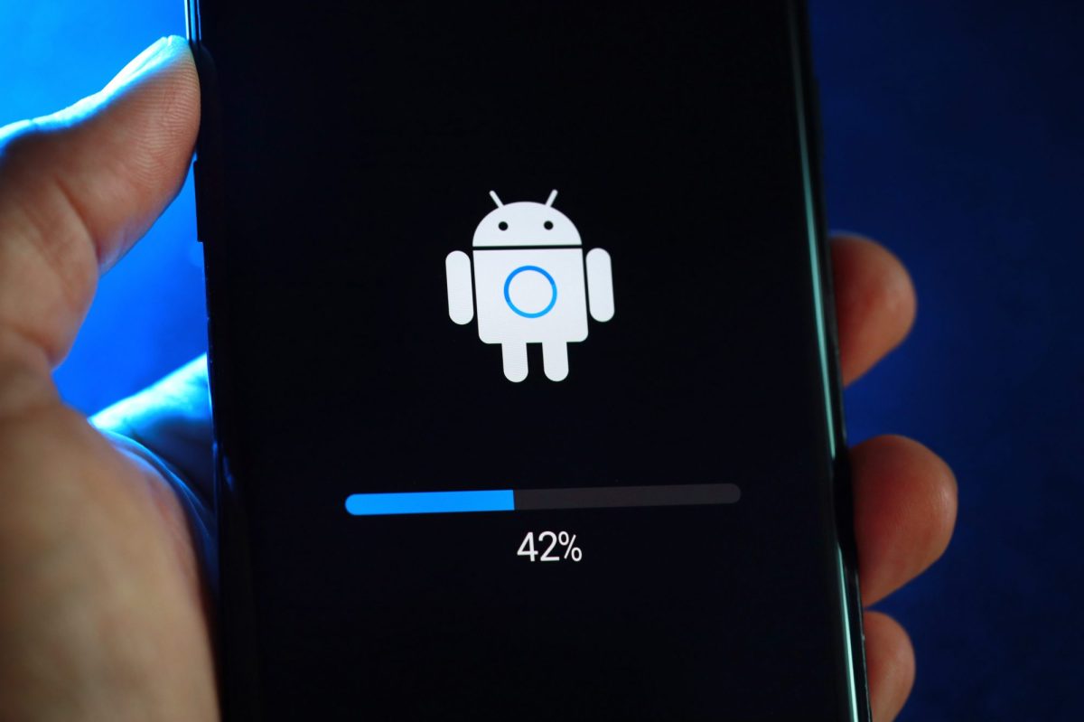 Auf einem Handy-Display wird ein Android-Update angezeigt.