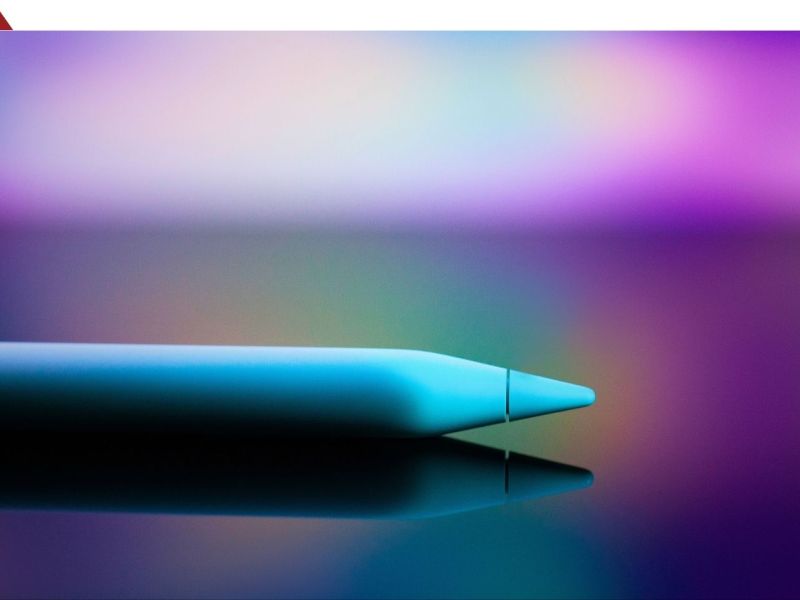 Apple Pencil vor buntem Hintergrund