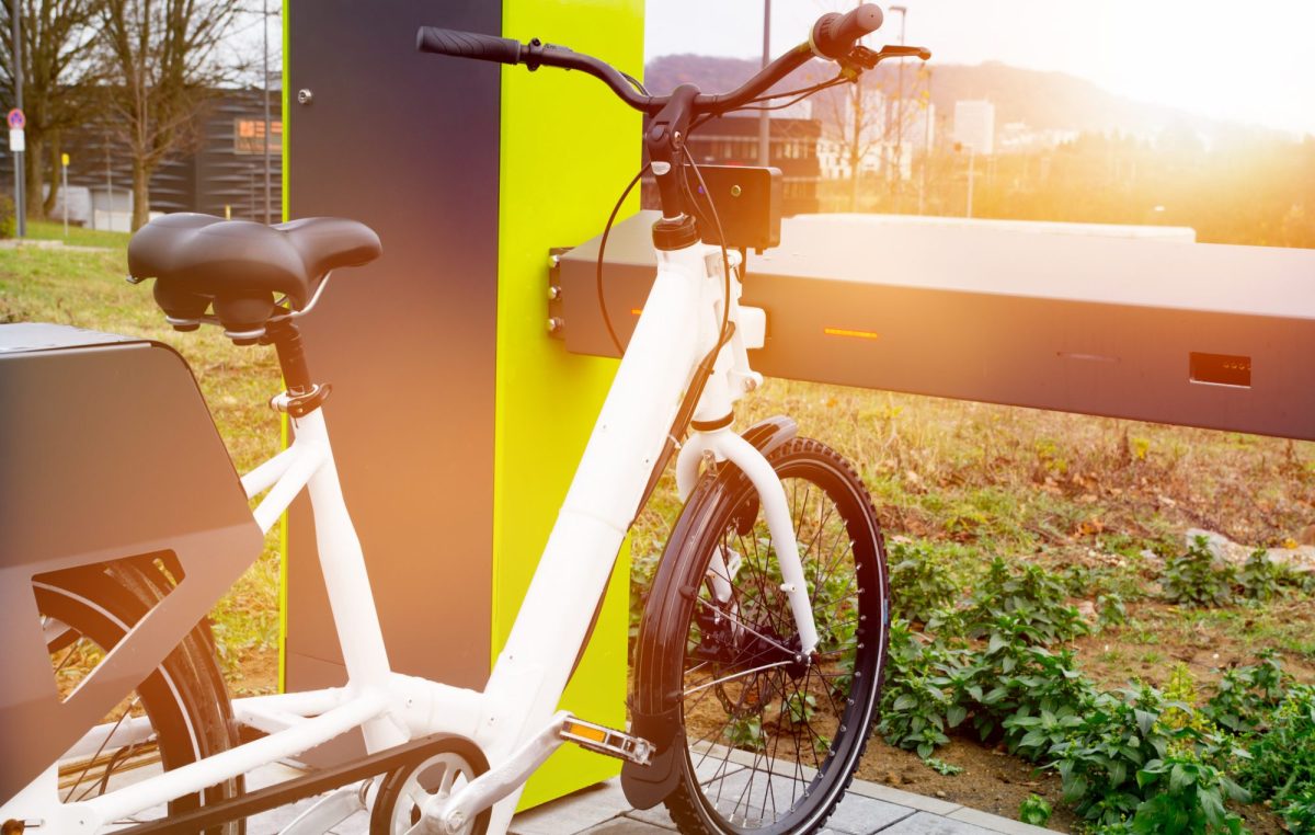 E-Bike an einer Ladestation.