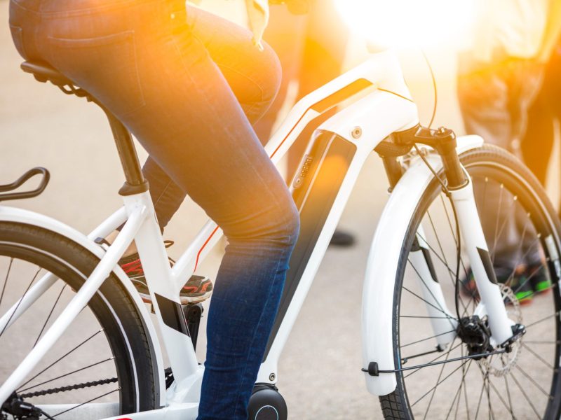 Frau auf einem E-Bike.