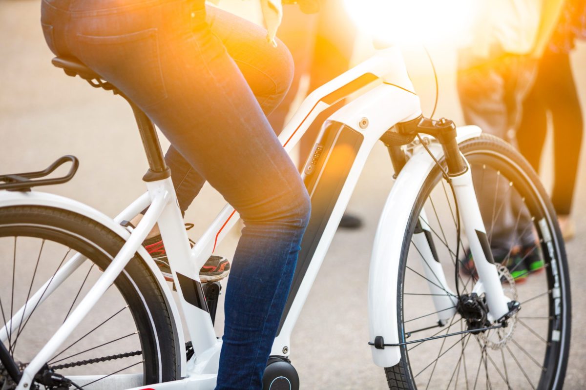 Frau auf einem E-Bike.