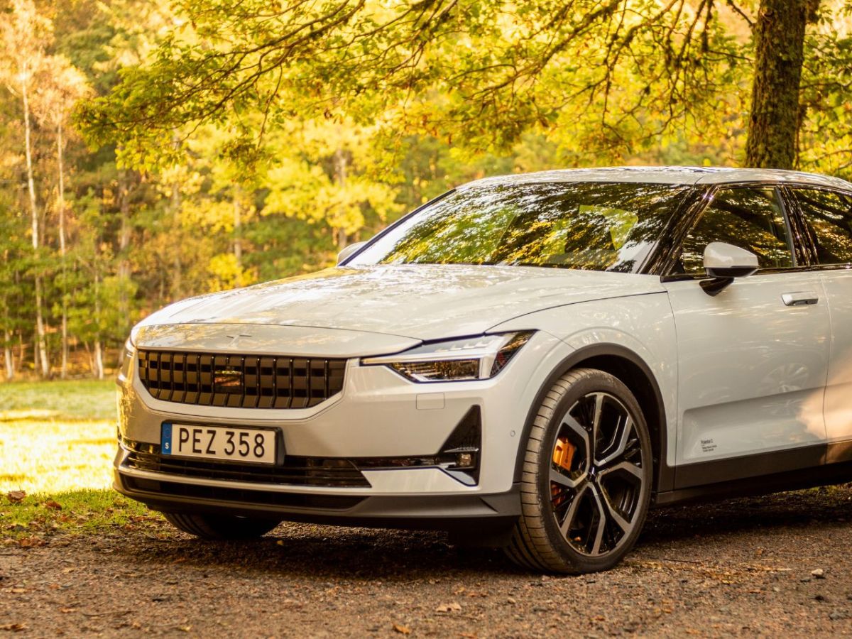 Polestar-Elektroauto im Wald