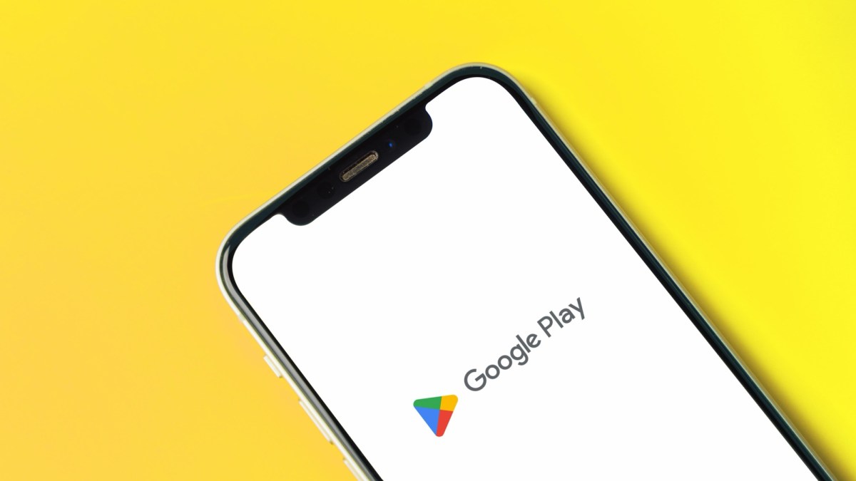 Google Play Store-Logo auf einem Handy vor gelbem Hintergrund