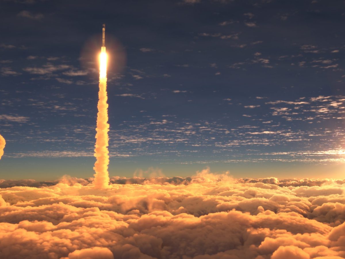 Rakete startet über Wolkenmeer.