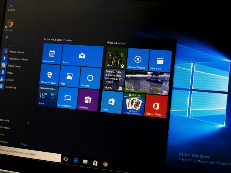 Auf einem Laptop-Bildschirm wird das Startmenü von Windows 10 angezeigt