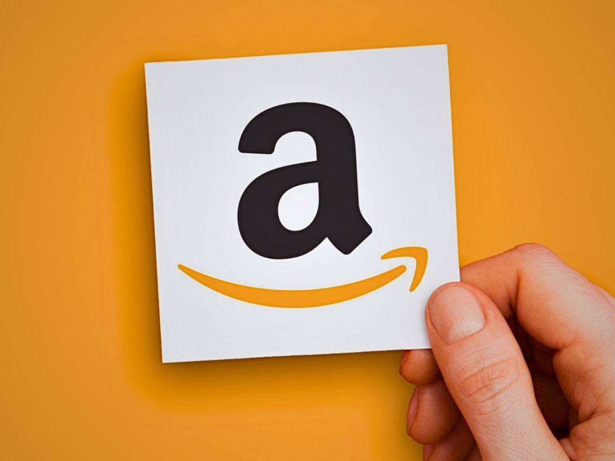 Amazon-Logo auf gelbem Hintergrund