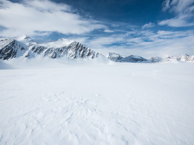 Schneebedeckte Berge in der Antarktis.