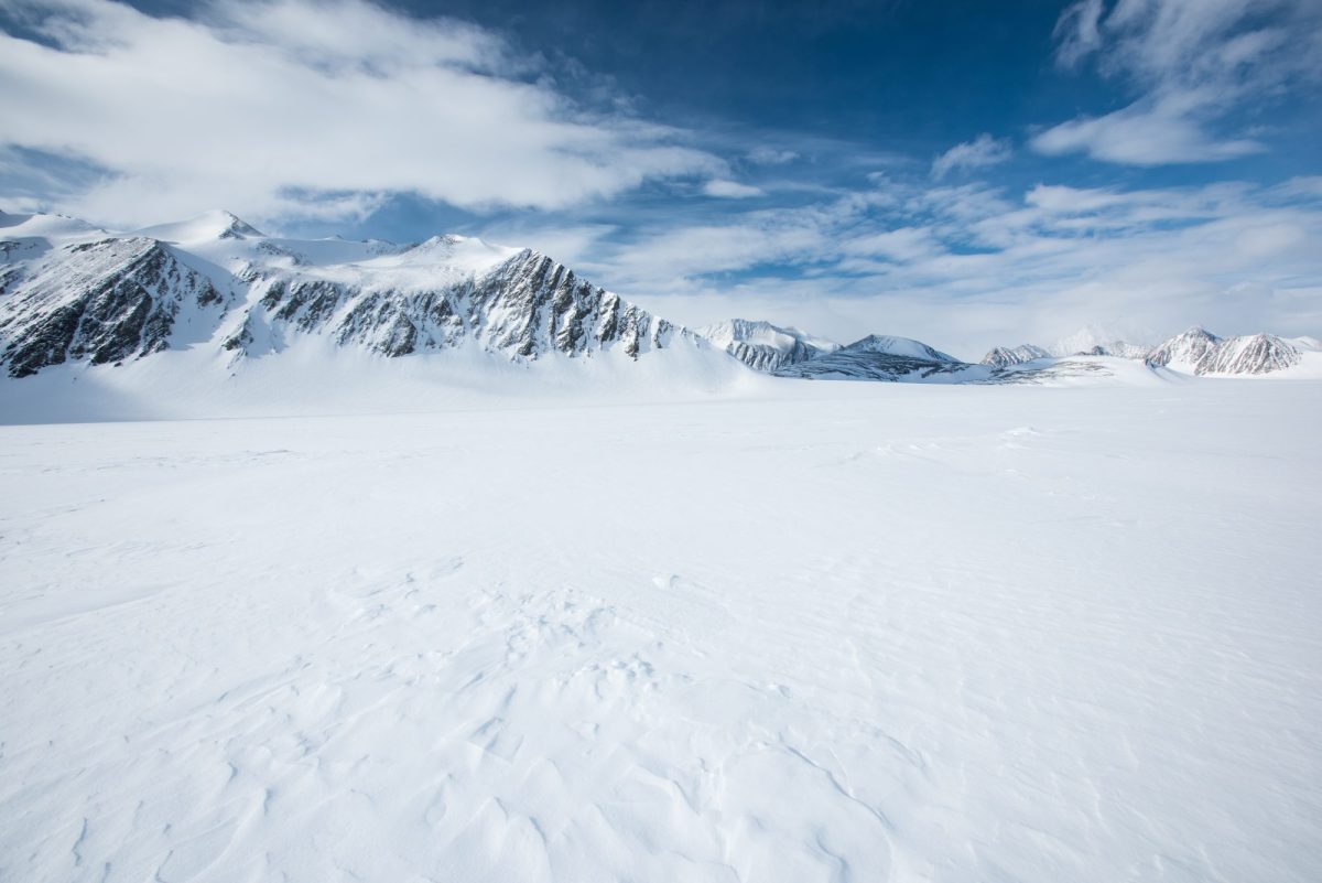 Schneebedeckte Berge in der Antarktis.