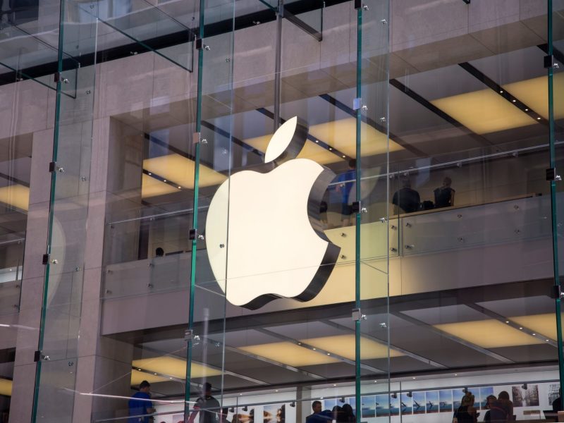 Apple-Logo and Glasfassade