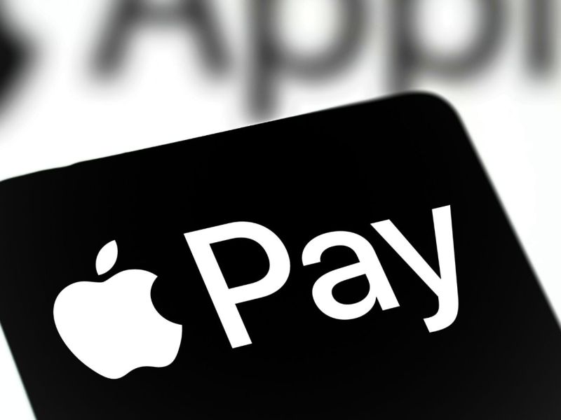Apple Pay-Logo mit Apple-Schrift im Hintergrund