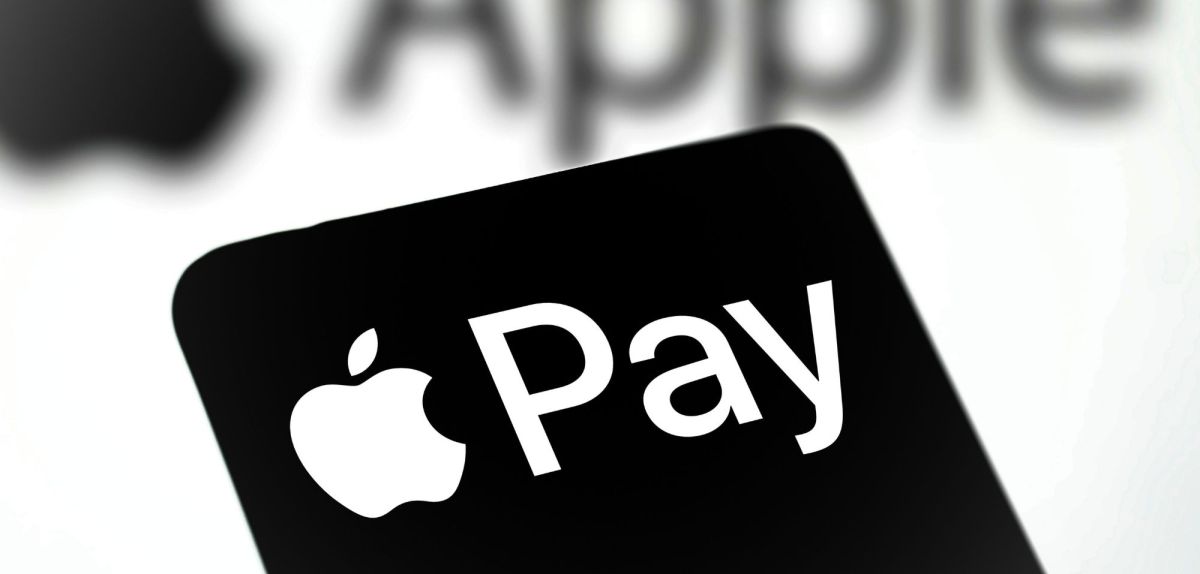 Apple Pay-Logo mit Apple-Schrift im Hintergrund