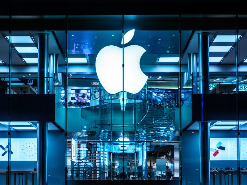 Apple-Store mit riesigem Logo