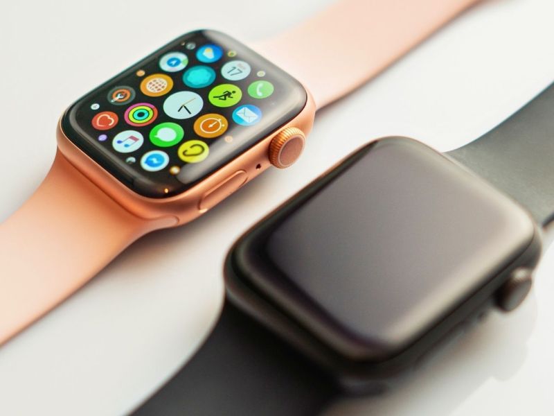 Zwei Apple Watches nebeneinander