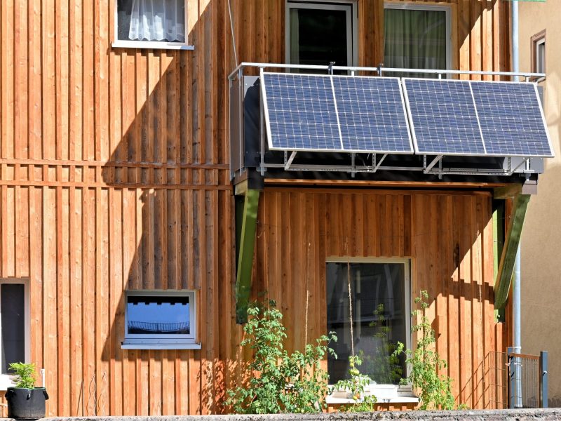 Solarpanele angebracht an einem Balkon