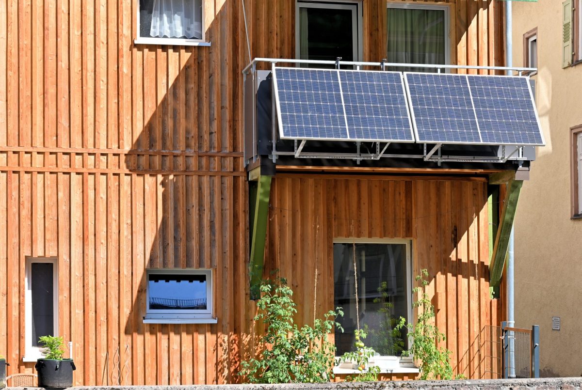 Solarpanele angebracht an einem Balkon