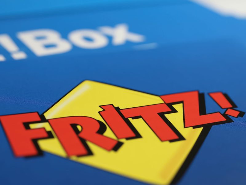 Ansicht eines FritzBox-Logos auf blauem Hintergrund.