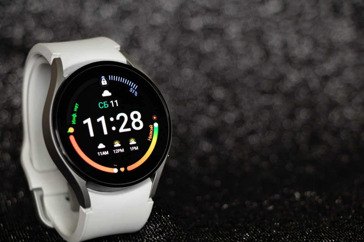 Samsung Galaxy Watch4 vor einem dunkelgrauen Hintergrund