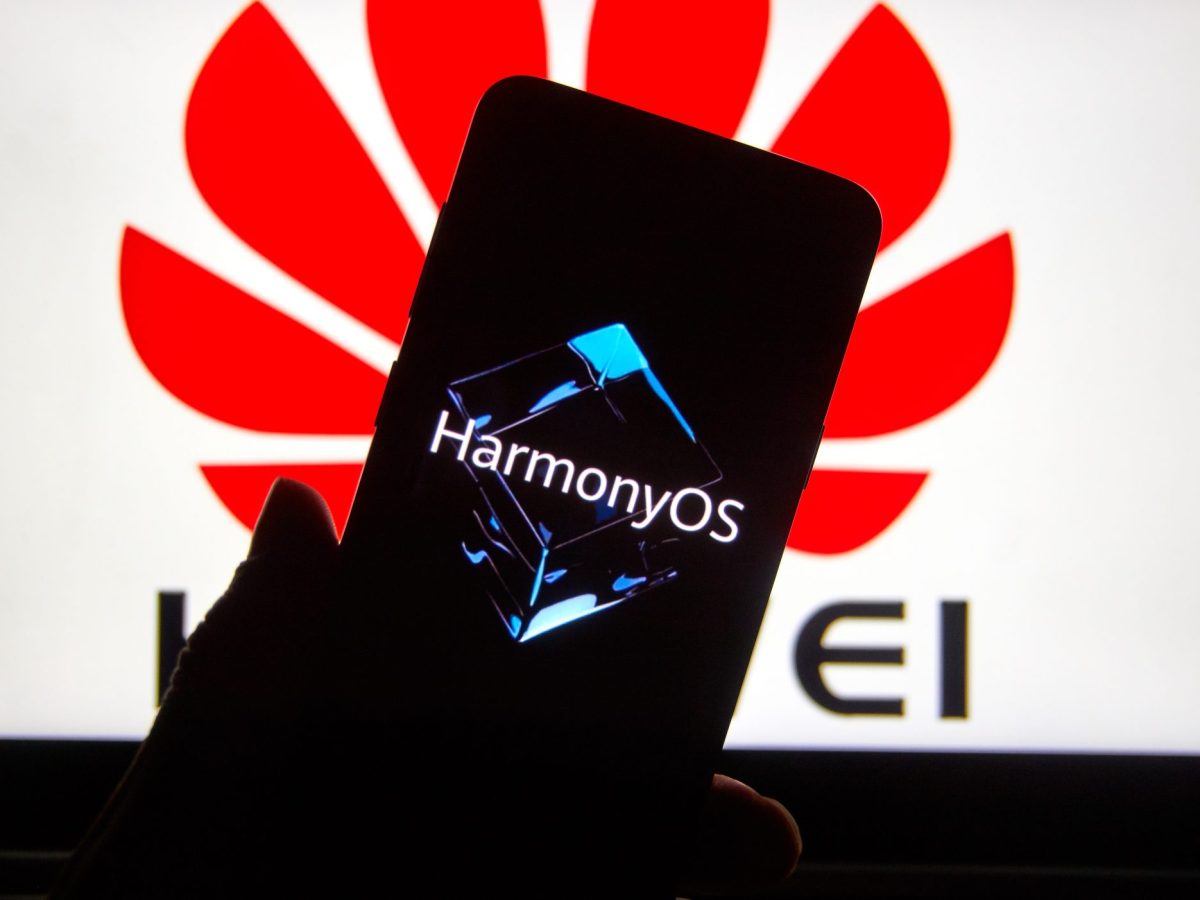 Handydisplay zeigt Logo von Huaweis HarmonyOS-Betriebssystem.