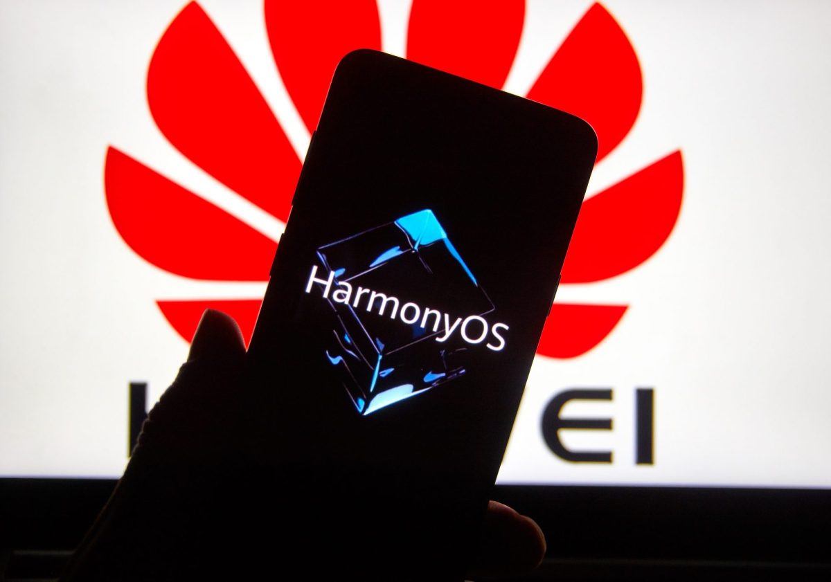 Handydisplay zeigt Logo von Huaweis HarmonyOS-Betriebssystem.