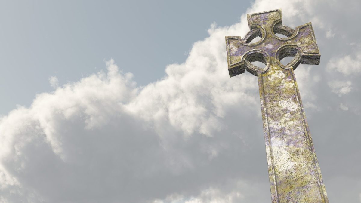Keltisches Kreuz vor einem bewölkten Himmel