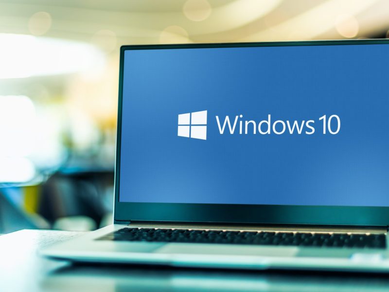 Microsoft-10-Logo auf einem Laptop-Bildschirm
