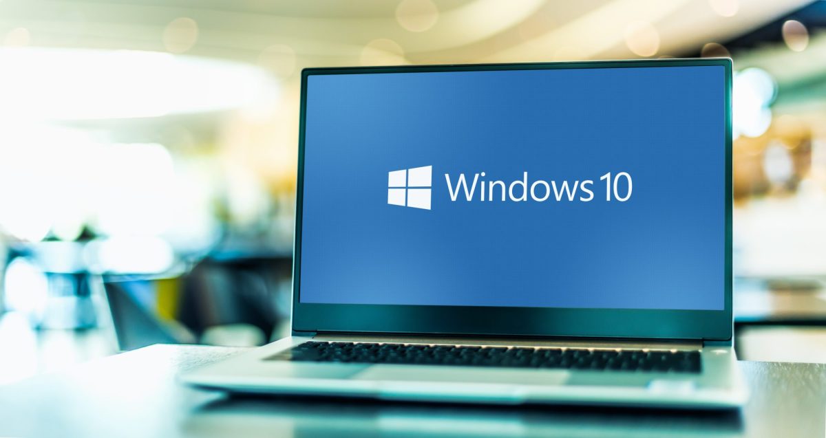 Microsoft-10-Logo auf einem Laptop-Bildschirm