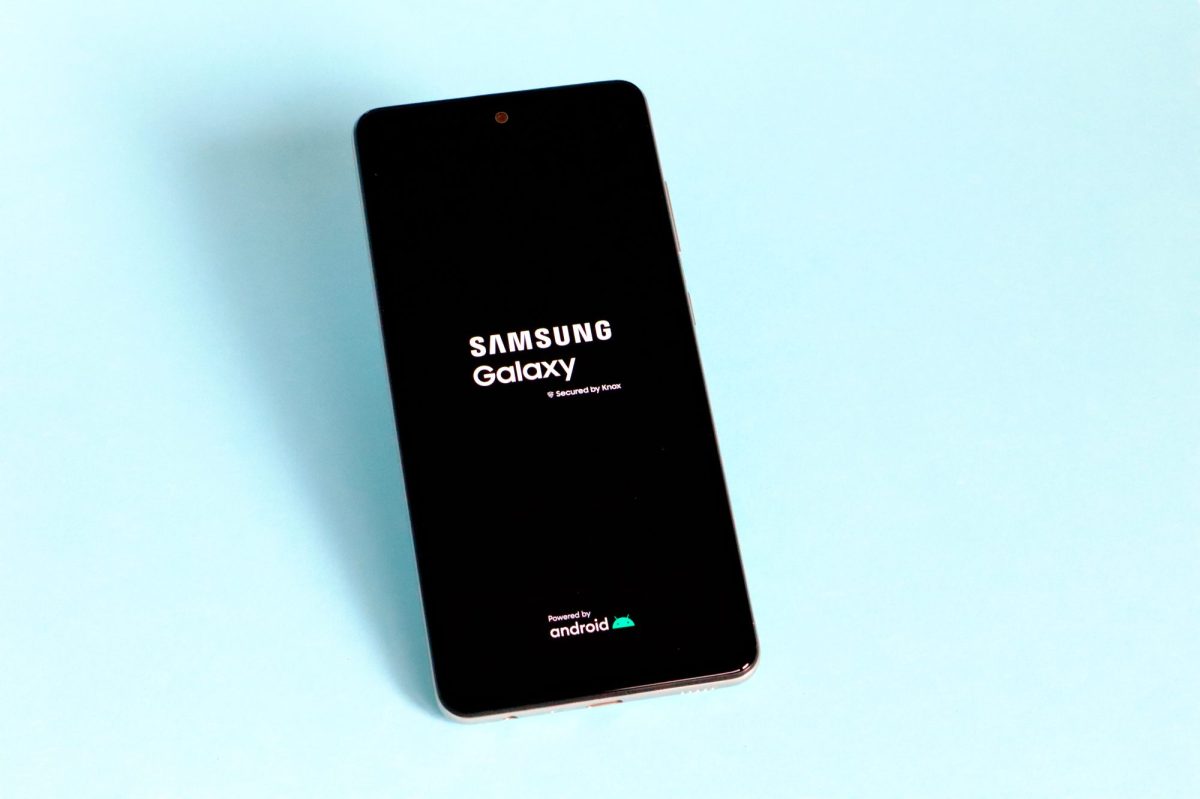 Handy zeigt Logo der Samsung-Galaxy-Handys