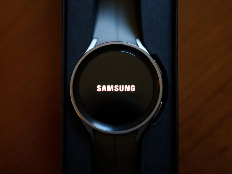 Eine Samsung Galaxy Watch5 liegt auf einem dunklen Hintergrund. Auf dem Display steht 