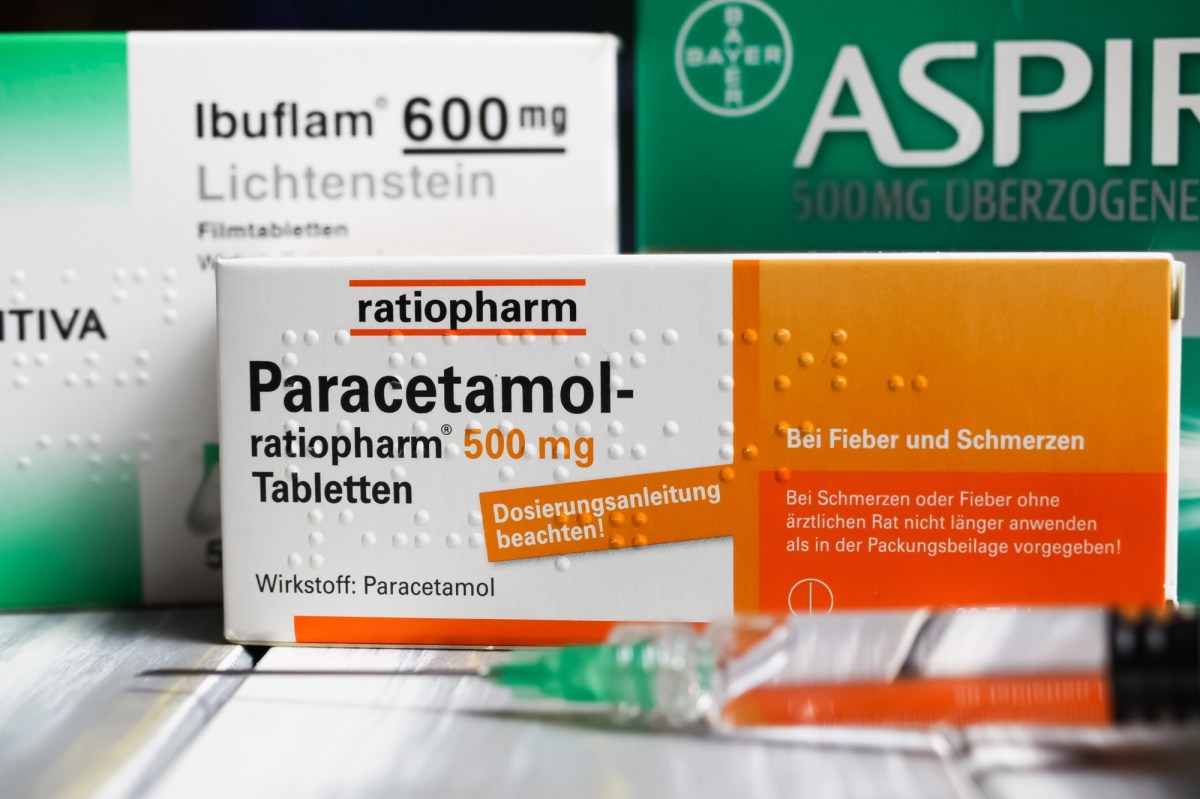 Packungen der Schmerzmittel Aspirin, Paracetamol und Ibuflam (Ibuprofen).