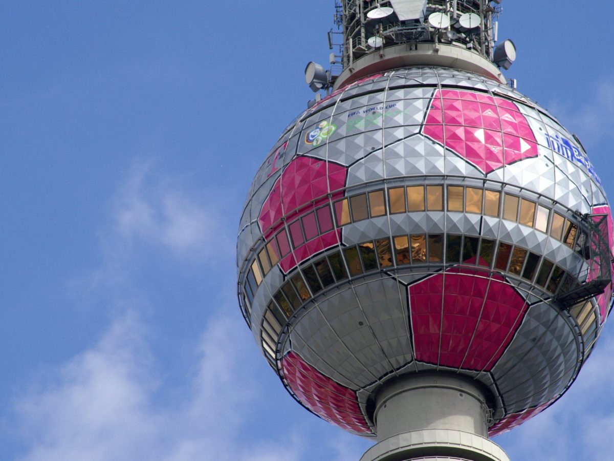 Der Fernsehturm Alex in Berlin zur FuÃŸball-WM 2006 als FuÃŸball dekoriert