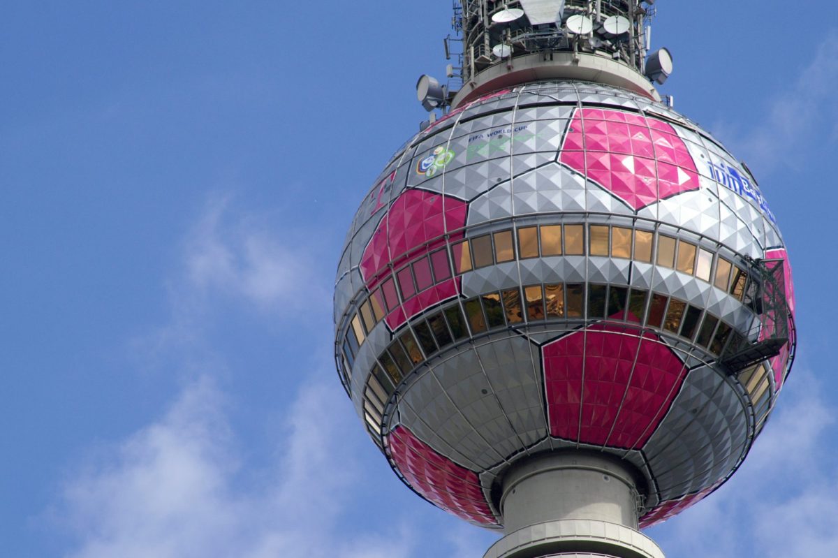 Der Fernsehturm Alex in Berlin zur Fußball-WM 2006 als Fußball dekoriert